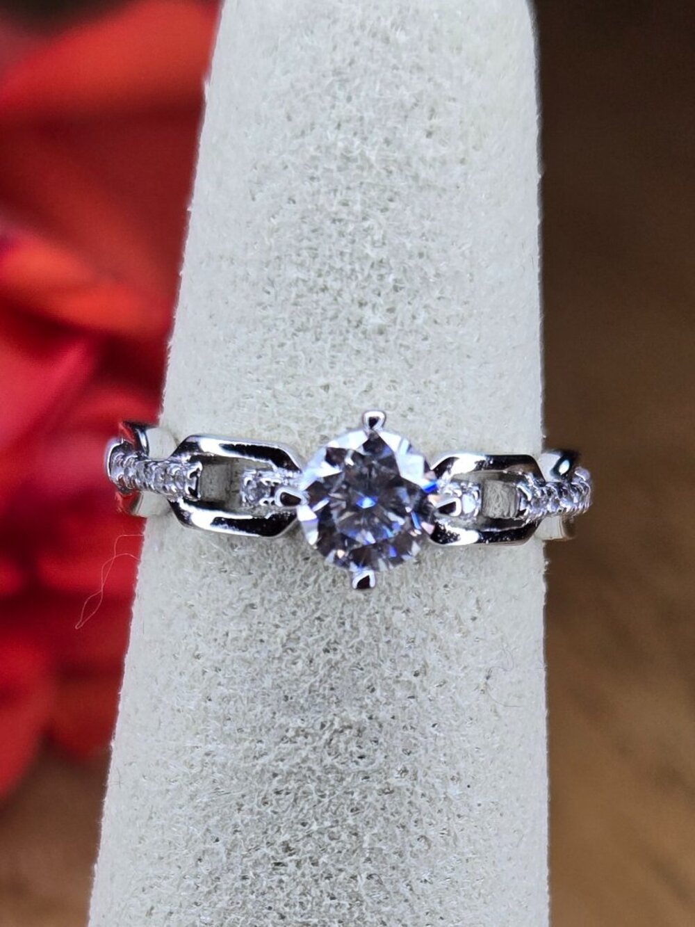 NWOT Round Moissanite Set in silver metal Chain-Link Style Band Size 4.5